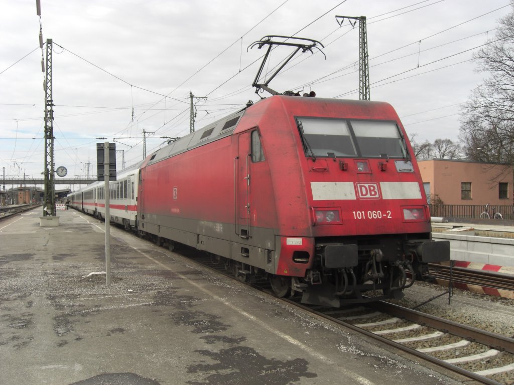 101 060-2 am 8. M�rz 2009 beim planm��igen Halt in Rosenheim.