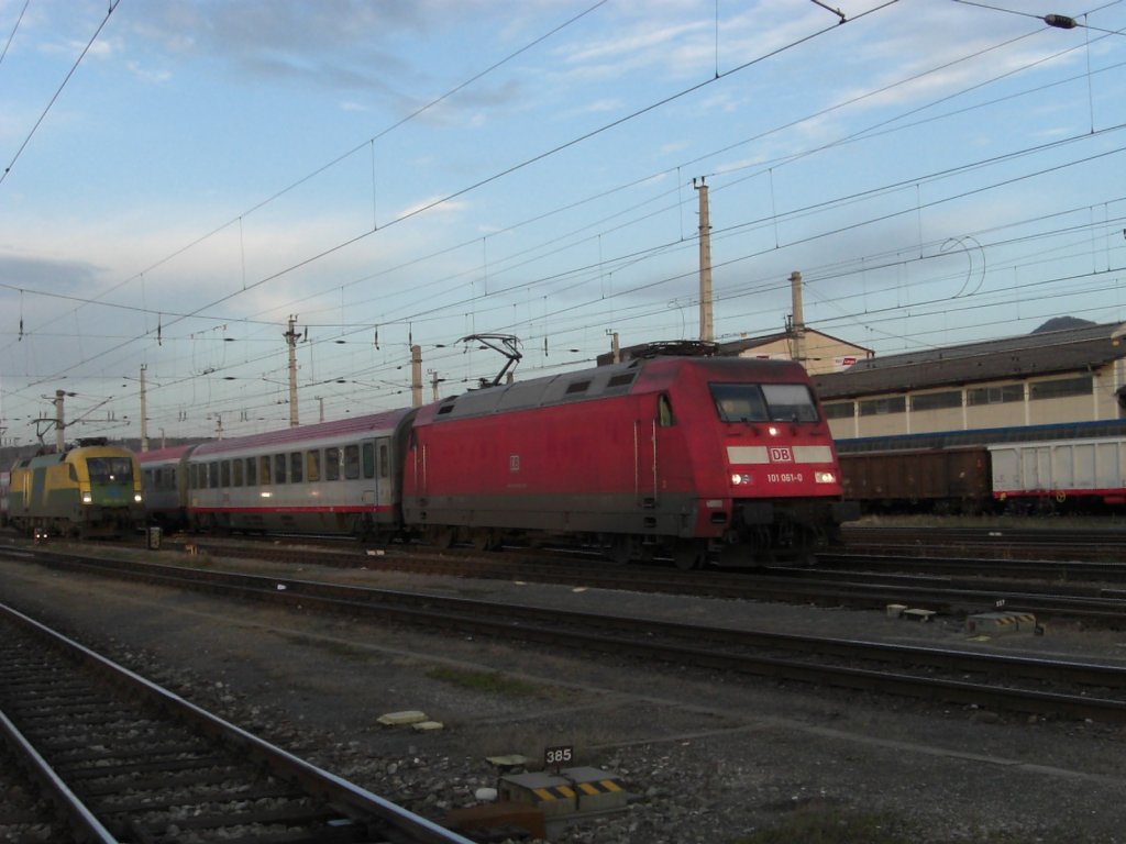 101 061-0 f�hrt bei der Einfahrt in den Salzburger Hauptbahnhof an einem Ungarischen  Taurus  vorbei. Aufgenmommen am 21. November 2009.