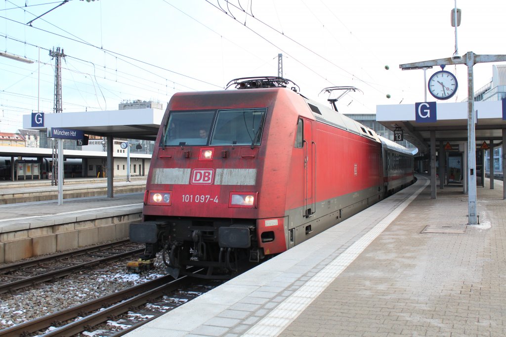 101 097-4 am 15. Januar 2012 bei der Ausfahrt aus dem M�nchner Hauptbahnhof.