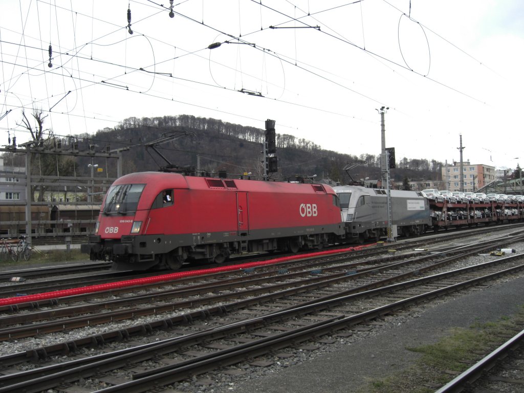 1016 043-0 und der  Siemens-Taurus  vor einem G�terzug im Salzburger
Hauptbahnhof.