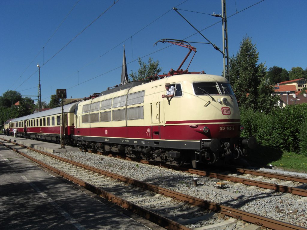 103 184-8 war am 1. August 2010 mit einem Sonderzug auf der Strecke
von Traunstein nach Ruhpolding im Einsatz. Hier ist der Zug bei einem
Halt im Bahnhof von Siegsdorf zu sehen.
Die Fahrten wurden im Rahmen der Feierlichkeiten von  150 Jahre M�nchen -Salzburg  durchgef�hrt. 