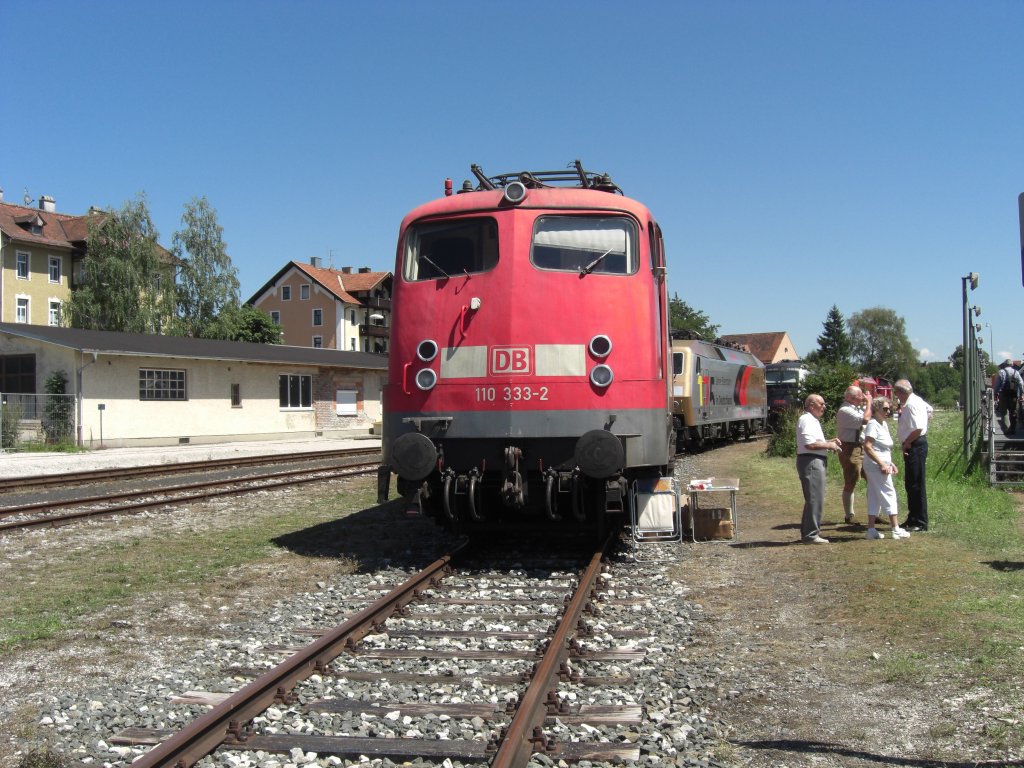 110 333-2 aufgestellt im Aussenbereich der  Lokwelt Freilassing .
Anla� war das Jubil�um  150 Jahre Eisenbahnstrecke M�nchen - Salzburg 
am 1. August 2010.