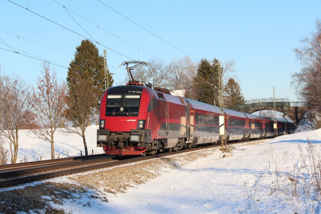 1116 200 am Zugende eines Railjet, in Richtung Salzburg, am 26. Januar 2012, kurz vor �bersee.