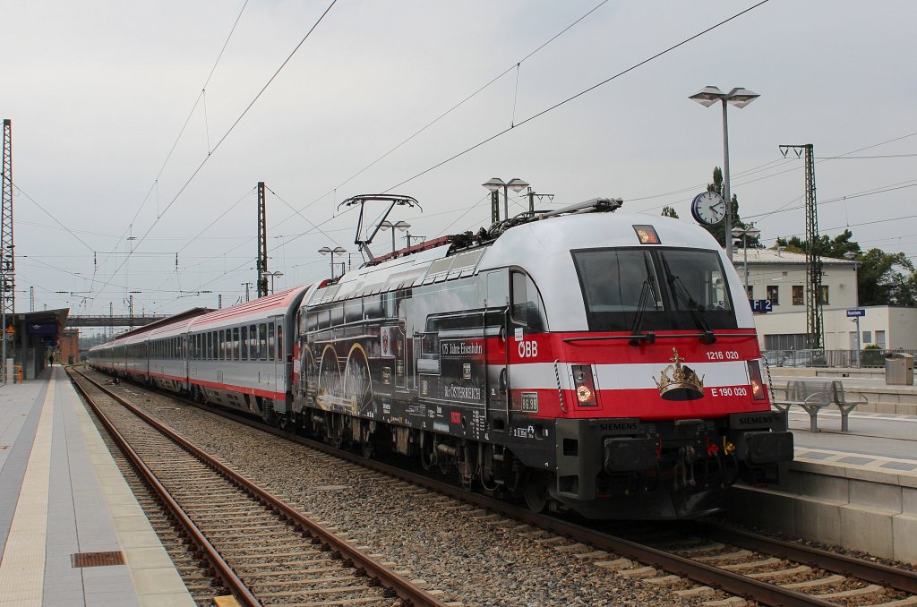 1216 020  175 Jahre Eisenbahn in �sterreich  mit einem EC nach Verona PN am 20. Juli 2012 beim Halt im Rosenheimer Bahnhof. Dies ist unser 900. Bild.