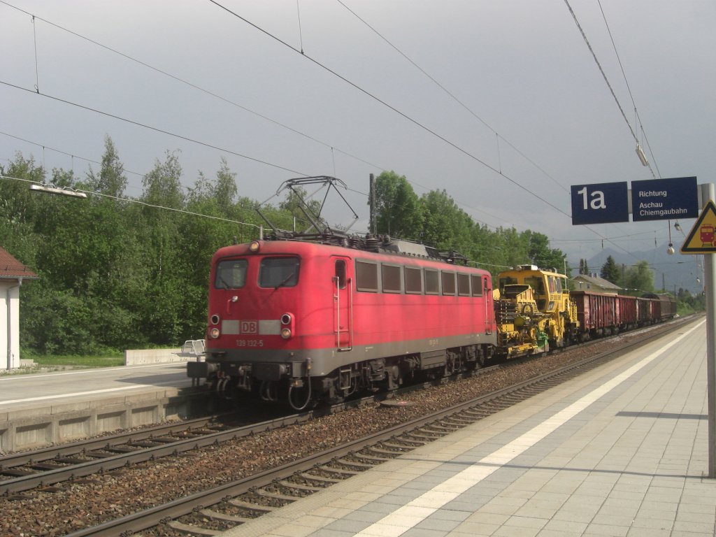 139 132-5 durchf�hrt mit einem gemischten G�terzug am 22. Mai 2009 den
Bahnhof von Prien am Chiemsee.