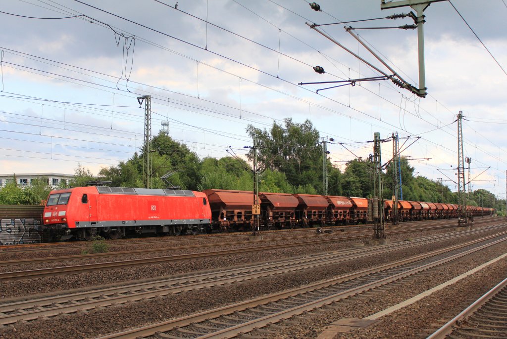145 078-2 bei der durchfahrt mit einem Sch�ttgutwagenzug des Bahnhof von Hamburg-Harburg. Aufgenommen am 31. Juli 2013.