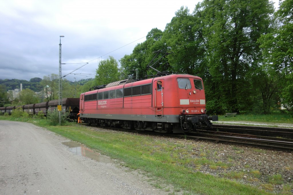 151 087-4 bei einer Rangierfahrt in Rohrdorf/Obb. Anschlie�end schiebt sie den G�terzug ins nahegelegene Zementwerk. Aufgenommen am 7. Mai 2012.