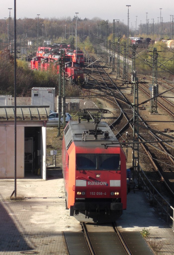 152 058-4 von  Railion  ist am 1. November 2008 auf dem Weg zum n�chsten Einsatz.
Aufgenommen im Rangierbahnhof M�nchen/Nord.