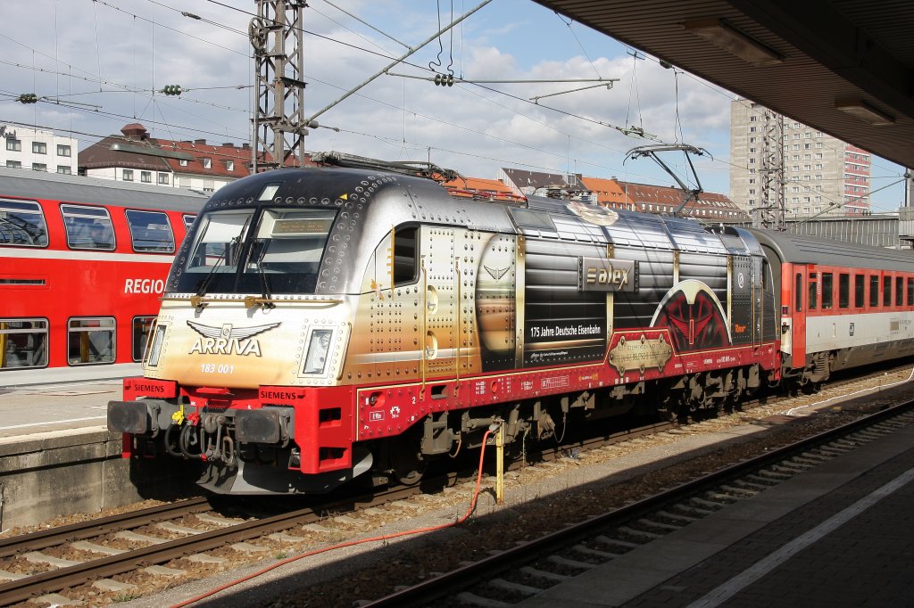 183 001 die erste Werbelok von  ALEX  am 31. August 2010 im M�nchner Hauptbahnhof.