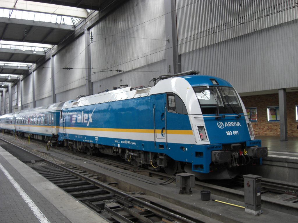 183 001 ist soeben in den M�nchner Hauptbahnhof eingefahren. Fotografiert am 30.05.2009.