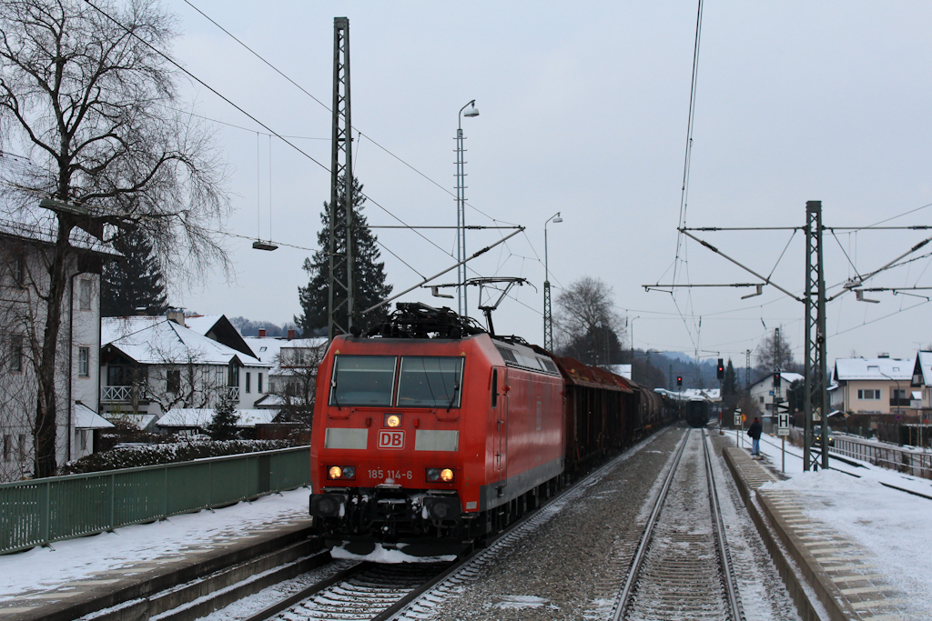 185 114-6 mit einem G�terzug bei der Durchfahrt in Prien am Chiemsee. Aufgenommen am 8. Dezember 2012. 