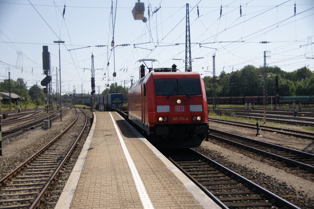 185 374-6 durchf�hrt am 23. August 2011 den Augsburger Hauptbahnhof.
