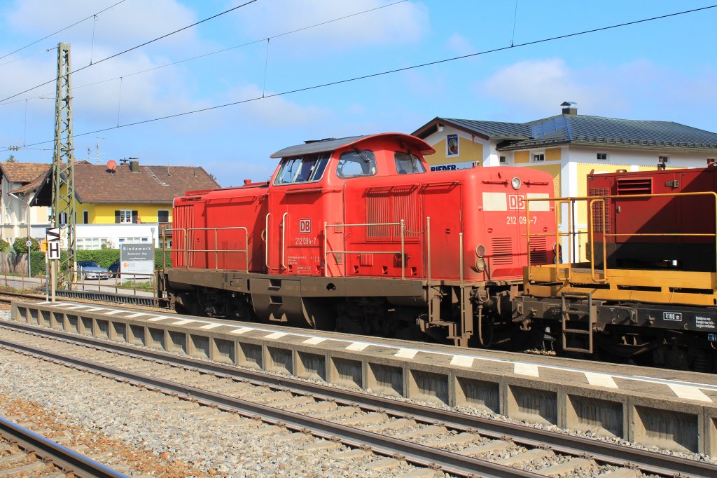 212 094-7 an der Zugspitze eines kleinen Bauzugs im Bahnhof von Prien am Chiemsee.
Aufgenommen am 11. Oktober 2012.