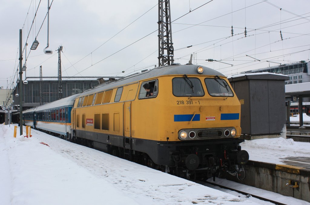 218 391-1 vor einem  ALEX  am 21. Januar 2013 im Aussenbereich des M�nchner Hauptbahnhofs. Dieses ist mein erste Bild mit meiner  neuen  Kamera. Gr��e und Dank an Blumi.