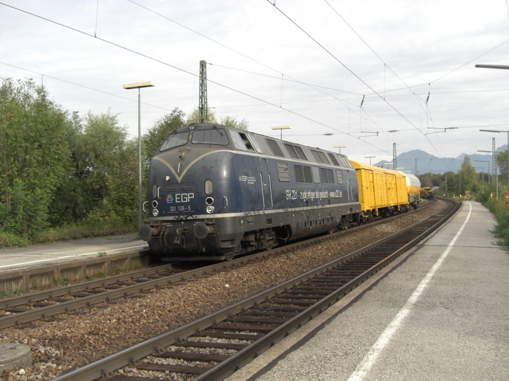 221 136-5 der  EGP  mit einem Bauzug im Bahnhof von Bernau am Chiemsee
am 5. Oktober 2009.