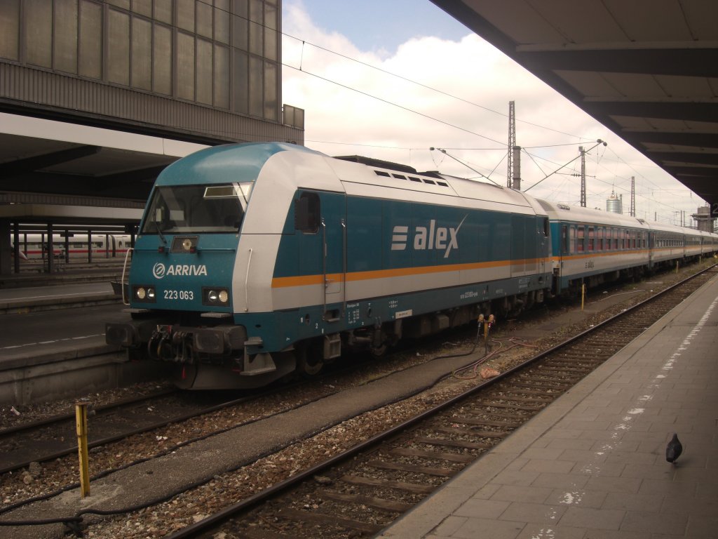 223 063 fährt gerade in den Münchner Hauptbahnhof ein. Aufgenommen am
31. Mai 2008.
