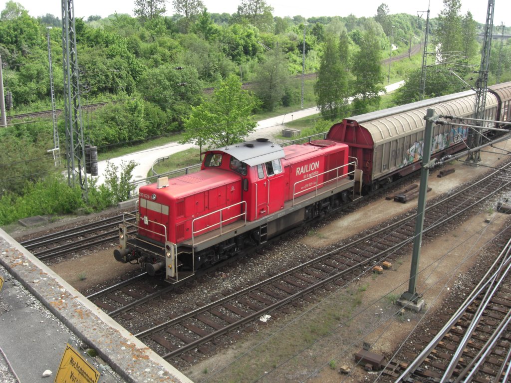 294 625-3 schiebt soeben einen G�terzug in Richtung Ablaufberg im Rangierbahnhof M�nchen/Nord. Aufgenommen am 30. Juni 2010.