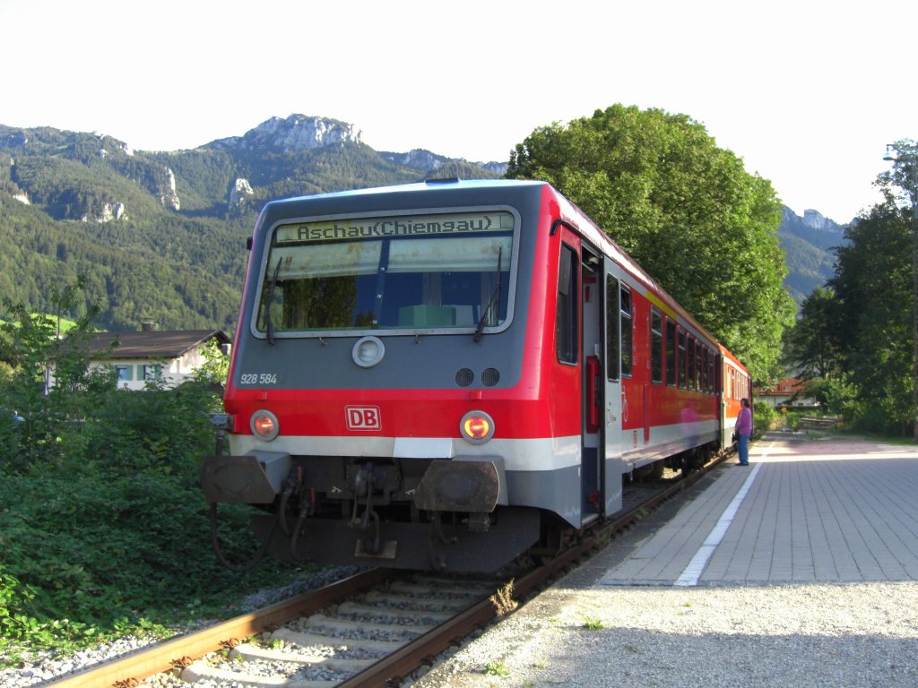 928 584 steht am 6. Juni 2009 abfahrbereit nach Prien am Chiemsee im Bahnhof von Aschau im Chiemgau.