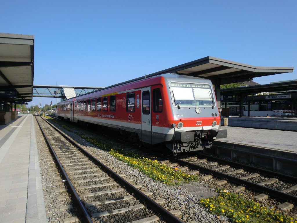 928 629 am 17. April 2012 im Bahnhof von M�hldorf/Inn.