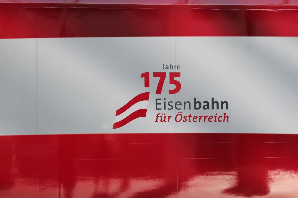 Schriftzug zum �BB-Jubil�um auf der Seite des  175 Jahre �BB - Railjets . Aufgenommen am 13. Juli 2012 in Salzburg.