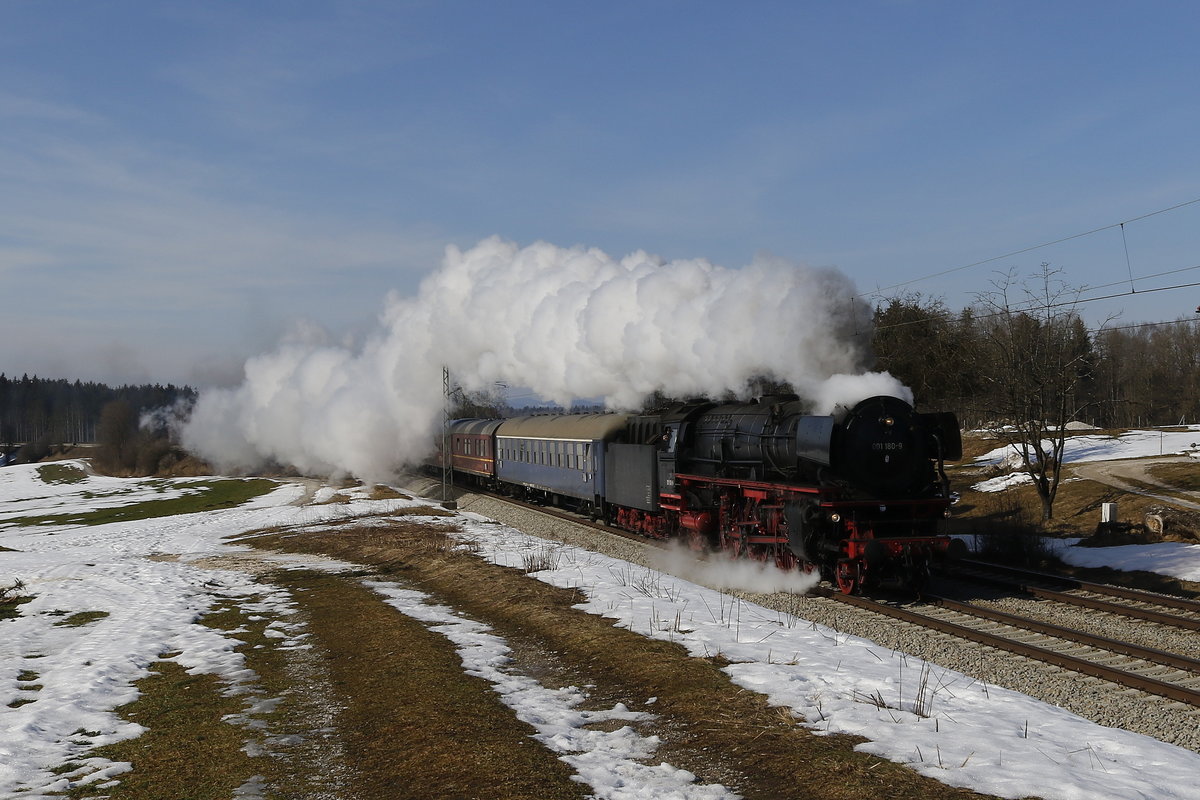 001 180 des  Bayerischen Eisenbahn Museums  war am 23. Februar 2019 mit einem Sonderzug von N�rdlingen nach Berchtesgaden unterwegs. Das Bild entstand im Chiemgau zwischen �bersee und Bergen.