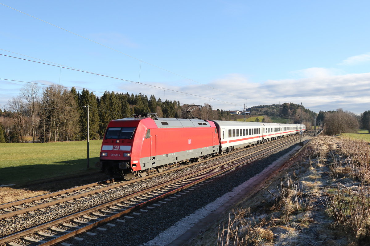 101 001 mit dem  IC K�nigssee  am 10. Januar 2020 bei Grabenst�tt im Chiemgau.