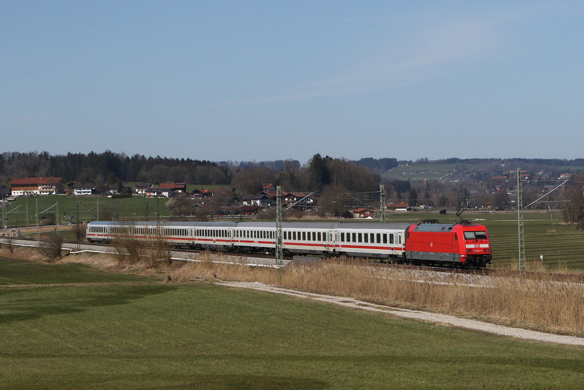 101 004 war am 31. M�rz 2021 bei Bernau am Chiemsee schiebend an einem EC in Richtung M�nchen unterwegs.