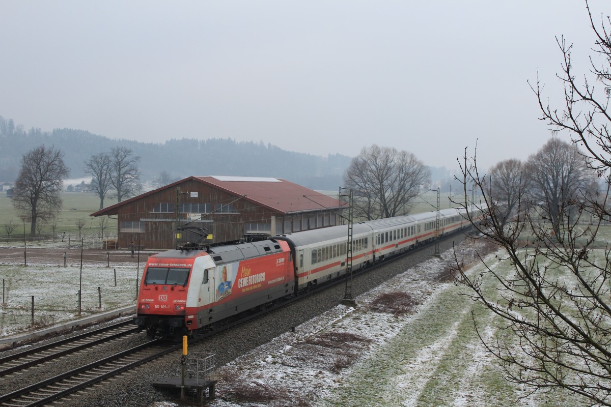 101 019-7  CEWE  schiebend in Richtung M�nchen an einem EC am 29. M�rz 2013 bei �bersee am Chiemsee.