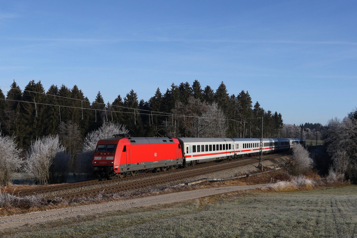 101 021 mit dem  IC K�nigssee  am 20. Dezember 2020 bei Grabenst�tt.