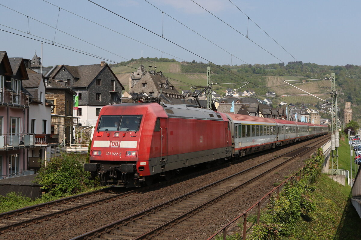 101 022 aus Koblenz kommend am 4. Mai 2022 in Oberwesel.