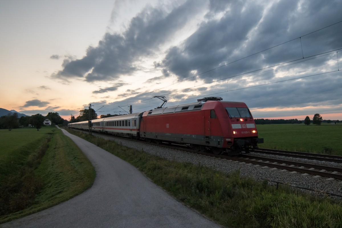 101 026 auf dem Weg nach Salzburg am 8. September 2015 bei �bersee am Chiemsee.