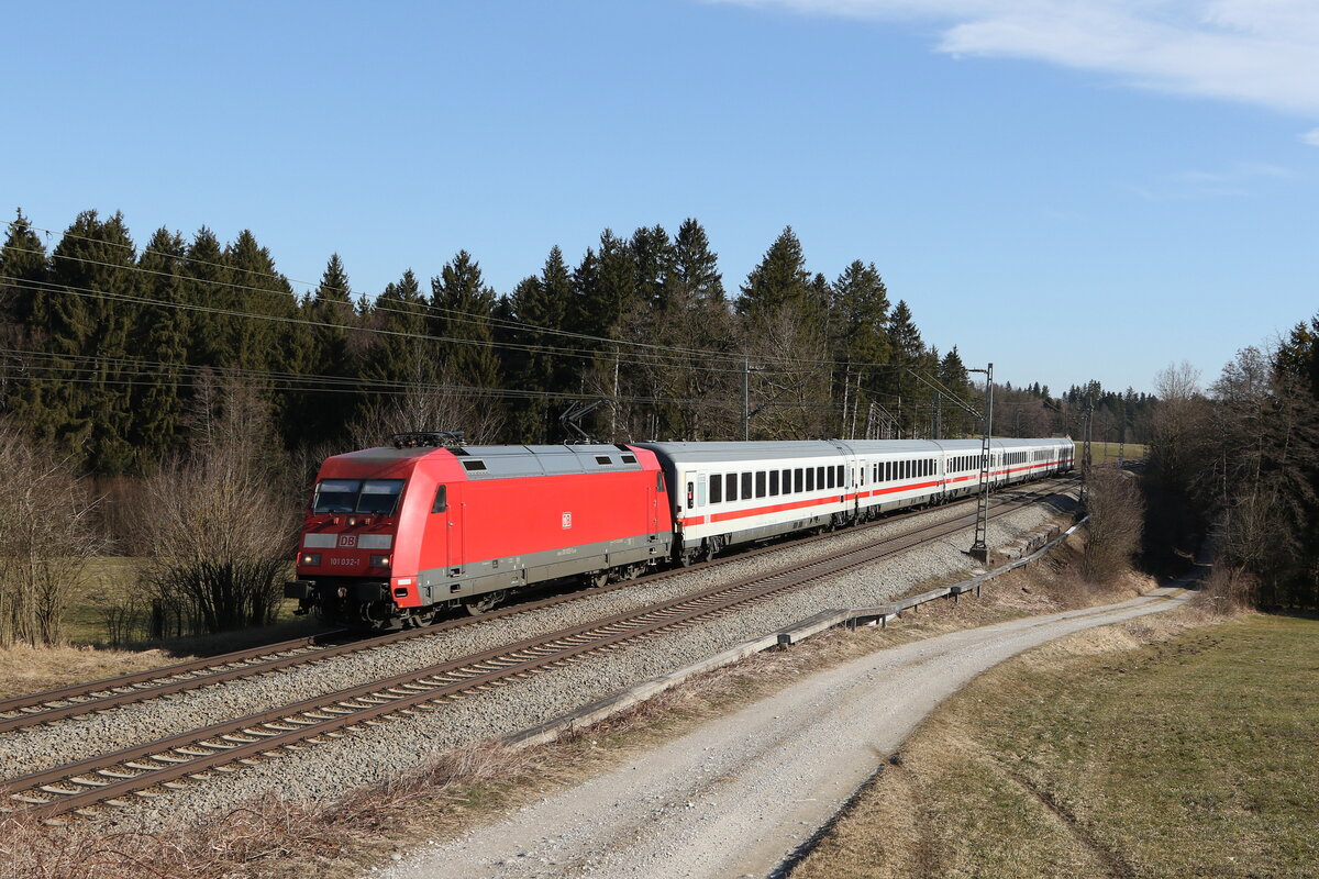 101 032 mit dem  IC K�nigssee  aus Freilassing kommend am 3. M�rz 22021 bei Grabenst�tt.