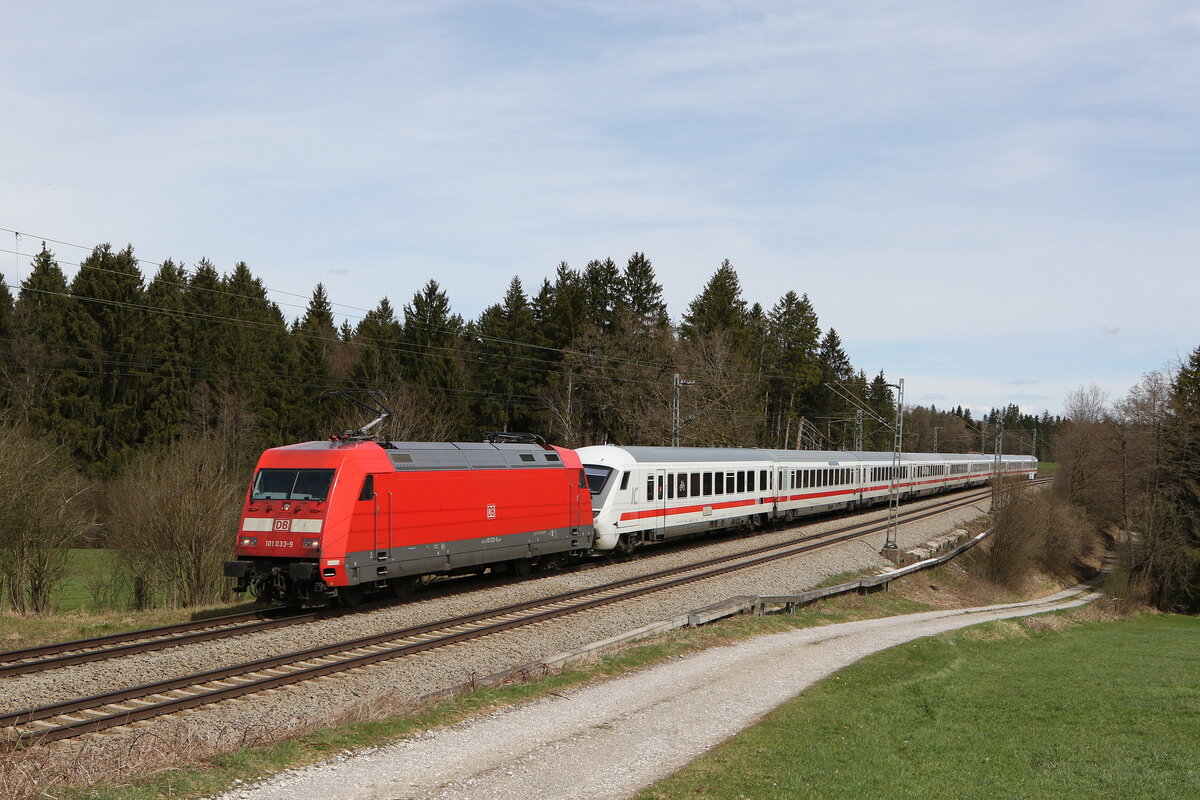 101 033 zog am 7. April 2022 bei Grabenst�tt den  EC 115  in Richtung M�nchen.