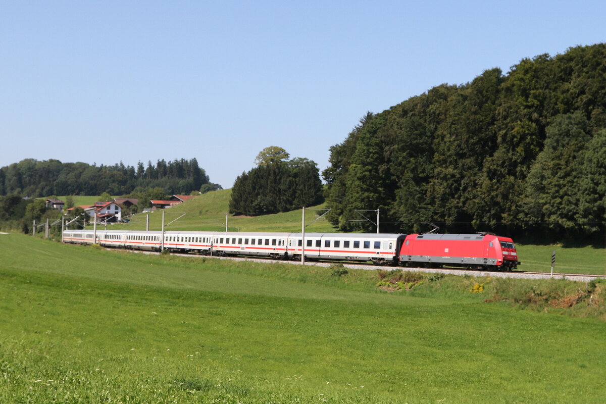 101 063 mit einem  EC  aus M�nchen kommend am 22. August 20223 bei Axdorf.