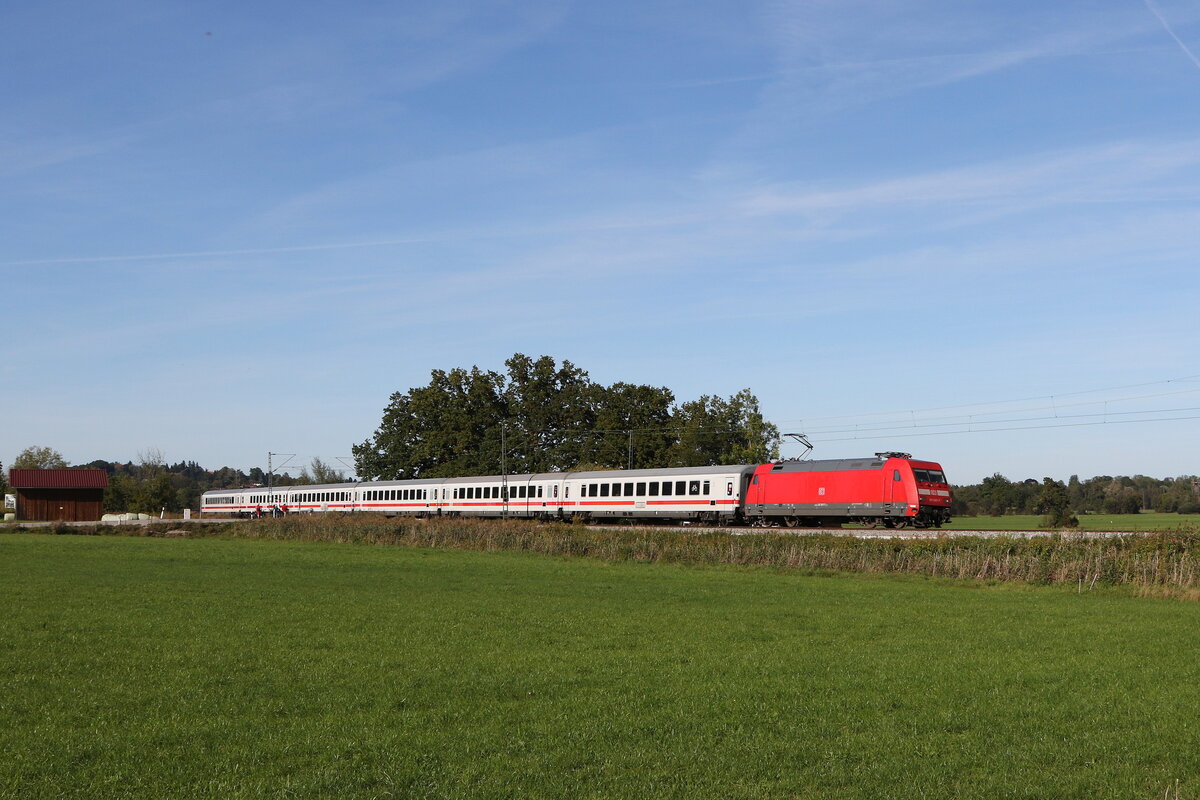 101 067 mit dem  IC K�nigssee  auf dem Weg nach Freilassing am 1. Oktober 2021 bei Bernau.