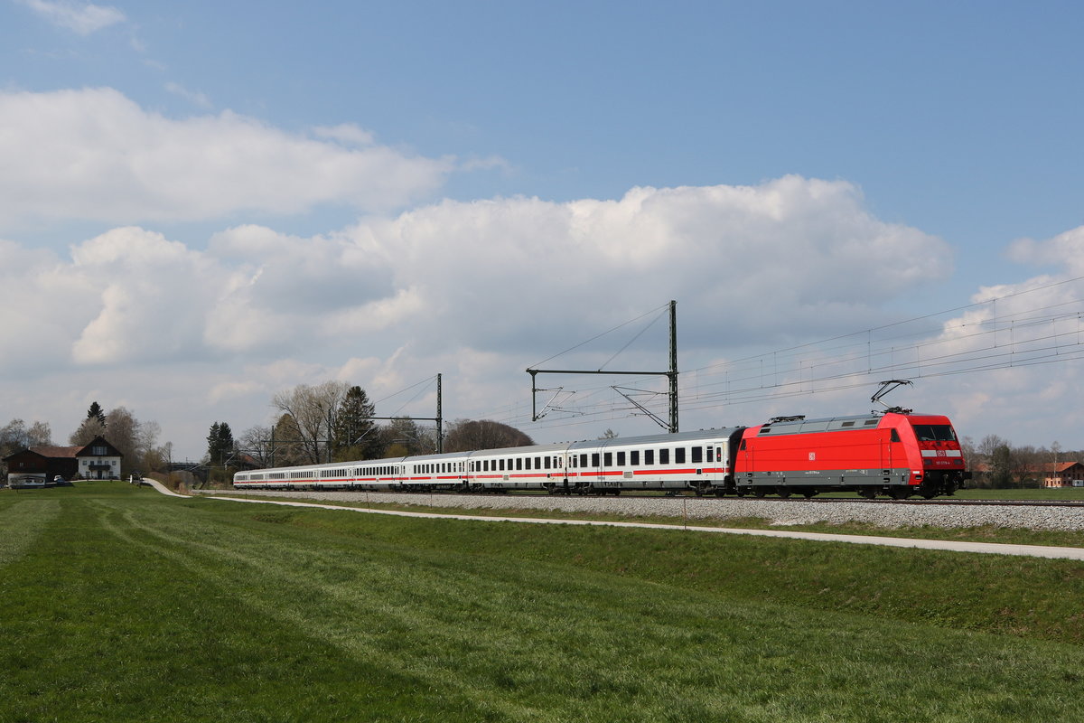 101 078 an einem  EC  am 16. April 2021 bei �bersee.