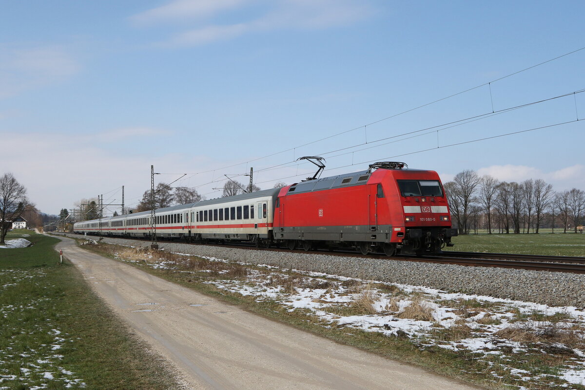 101 080 auf dem Weg nach Salzburg am 4. April 2022 bei �bersee am Chiemsee.