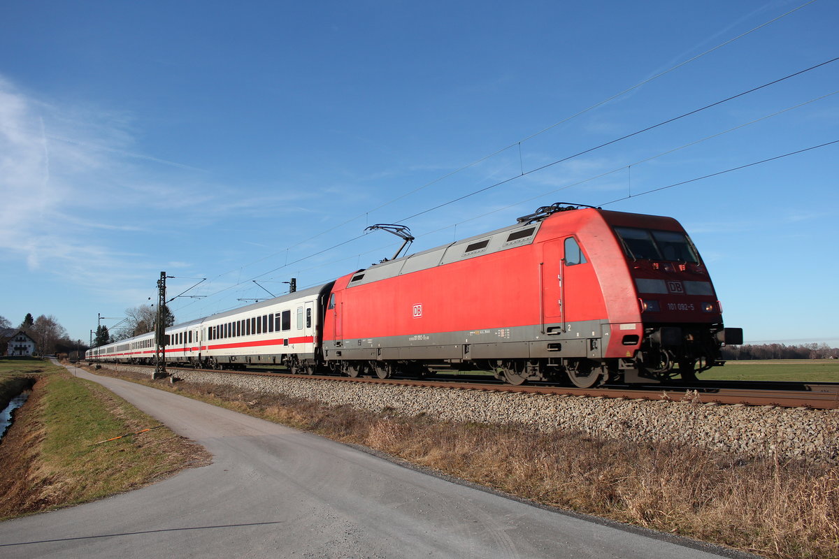 101 092-5 auf dem Weg nach Salzburg. Aufgenommen am 10. Dezember 2016 bei �bersee am Chiemsee.