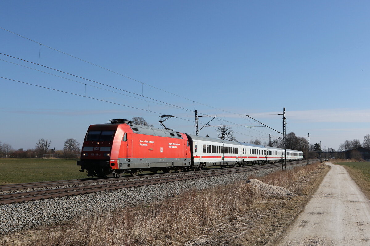 101 095 war am 28. Februar 2022 mit dem  IC K�nigssee  bei �bersee am Chiemsee in Richtung M�nchen unterwegs.