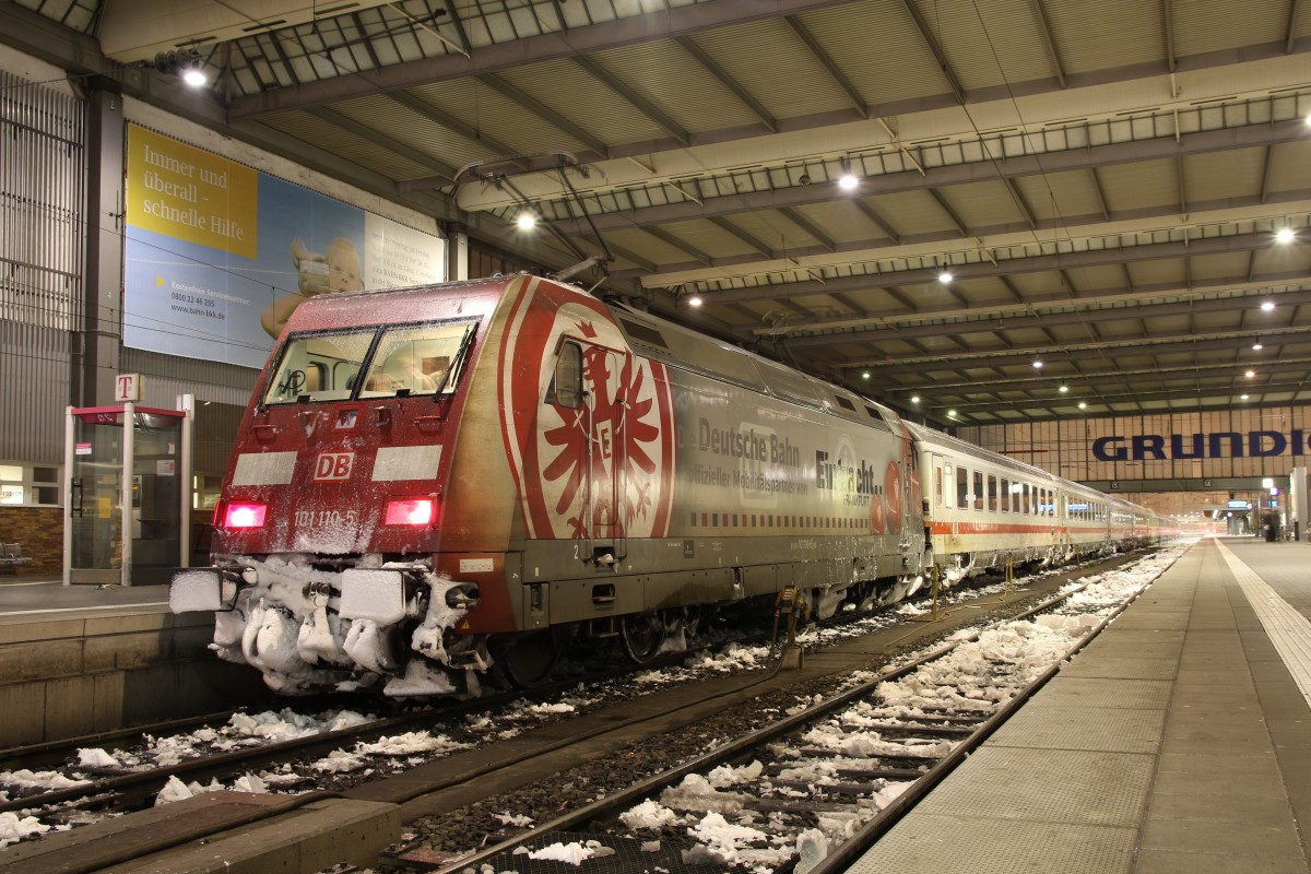101 110-5 die  Eintracht Frankfurt -Lok vom Winter gezeichnet am 30. Dezember 2014 im M�nchner Hauptbahnhof.