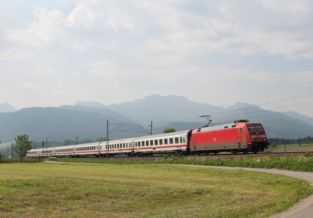 101 122-0 mit dem IC K�nigssee von Berchtesgaden kommend am 13. Mai 2015 bei Weisham.
