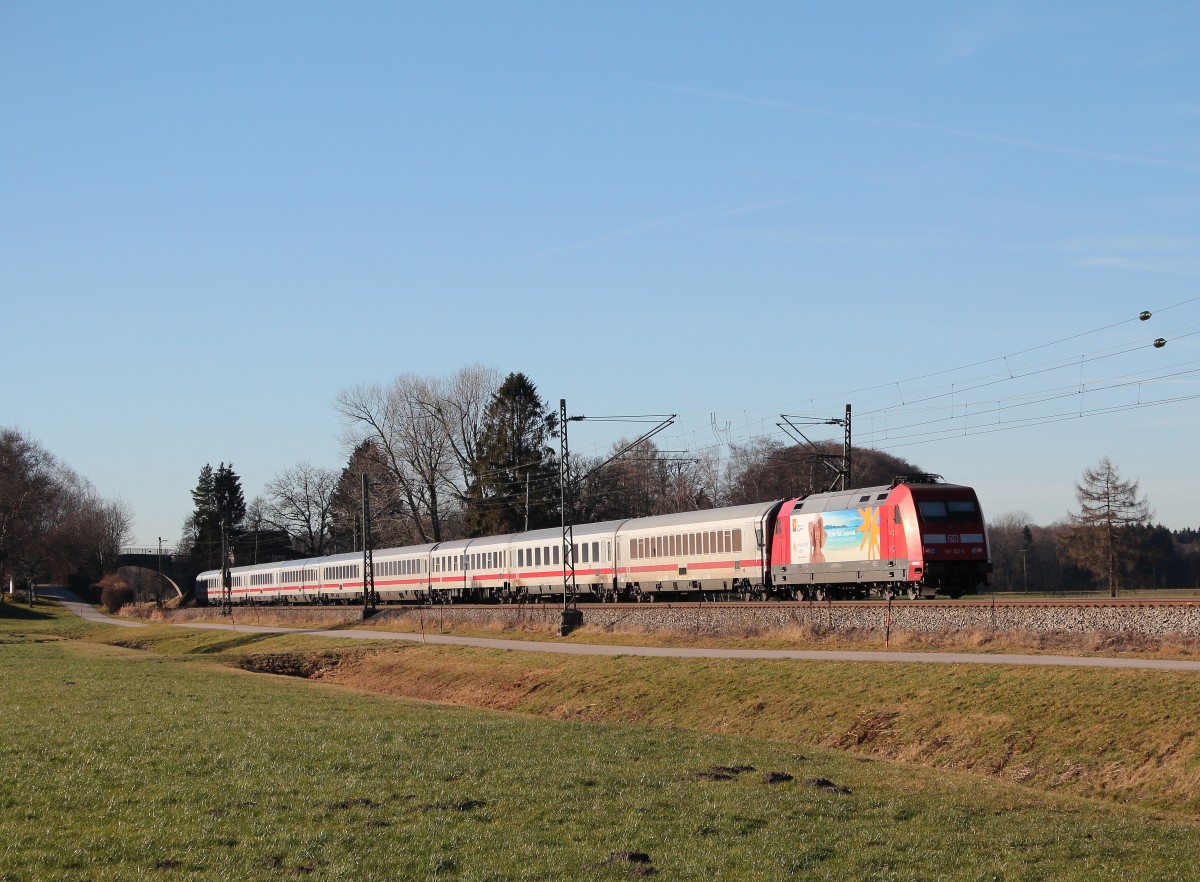 101 122-0 war am 28. Dezember 2015 schiebend bei �bersee am Chiemsee im Einsatz.