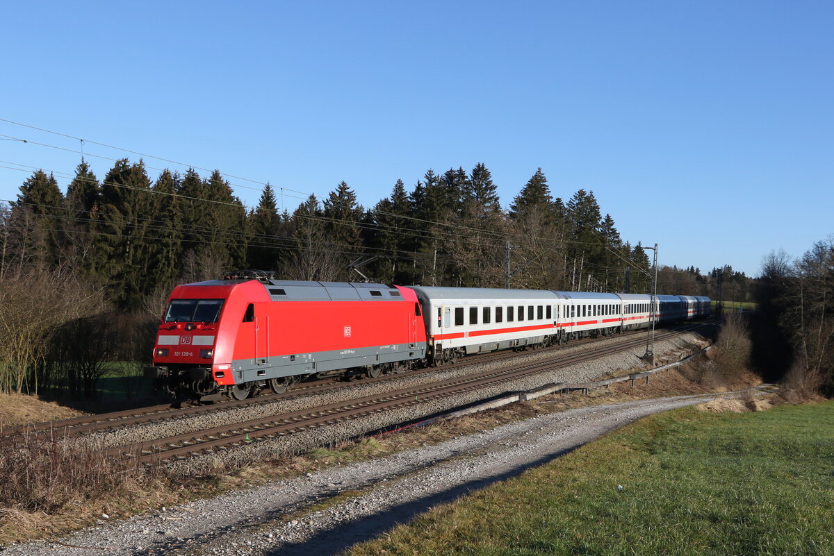 101 139 mit dem  IC K�nigssee  aus Freilassing kommend am 2. Januar 2023 bei Sossau im Chiemgau.