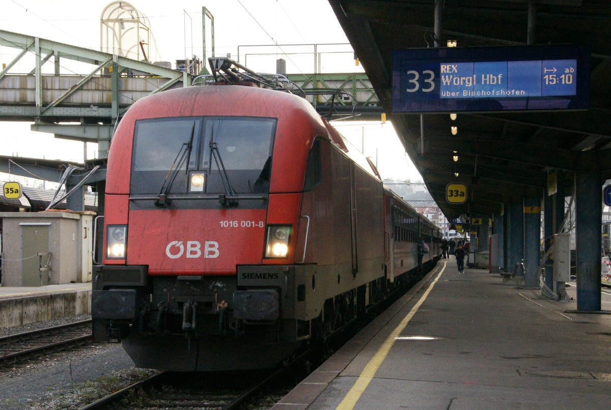 1016 001-8 am 11. Dezember 2011 mit einem REX nach W�rgl im Salzburger Hauptbahnhof.