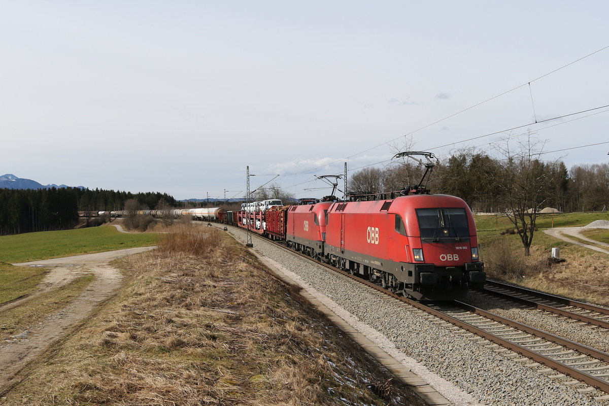 1016 002 und 116 xxx mit einem sch�nen gemischten G�terzug aus M�nchen kommend am 27. Februar 2020 bei Grabenst�tt.
