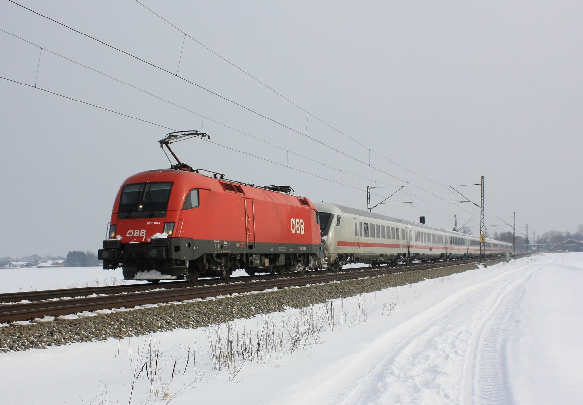 1016 003-4 als Zuglok vor einem IC am 24. Februar 2013 bei �bersee am Chiemsee.