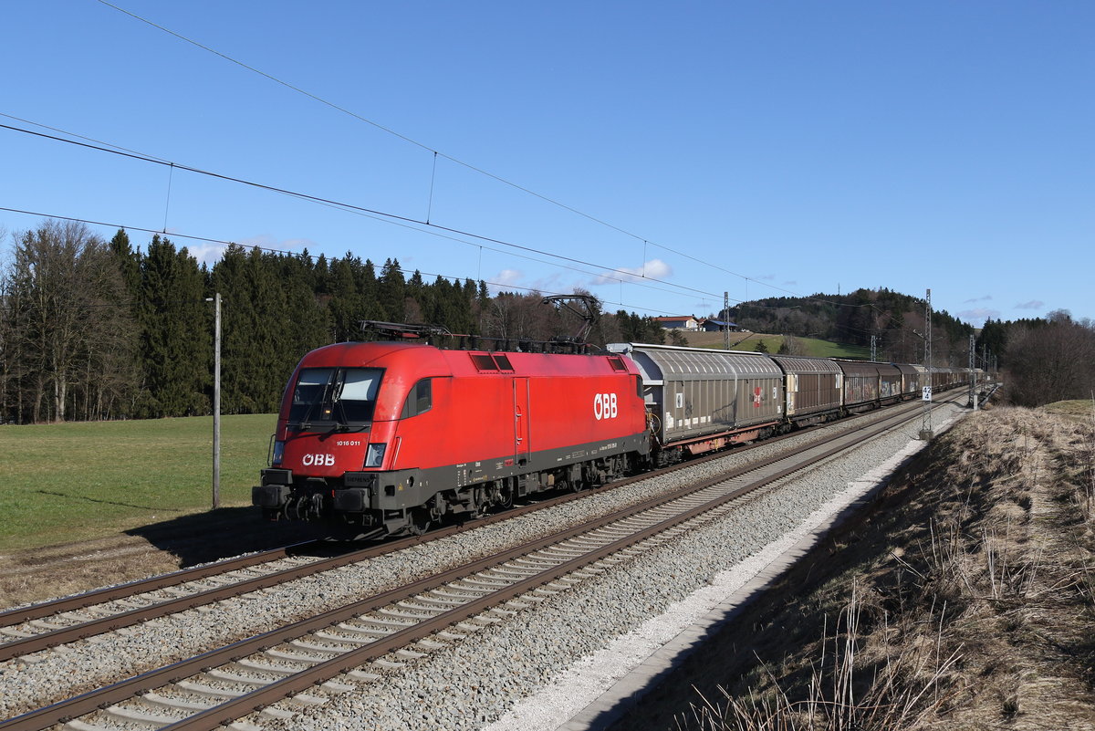 1016 011 mit einem Schiebewandzug am 21. Februar 2020 bei Grabenst�tt.