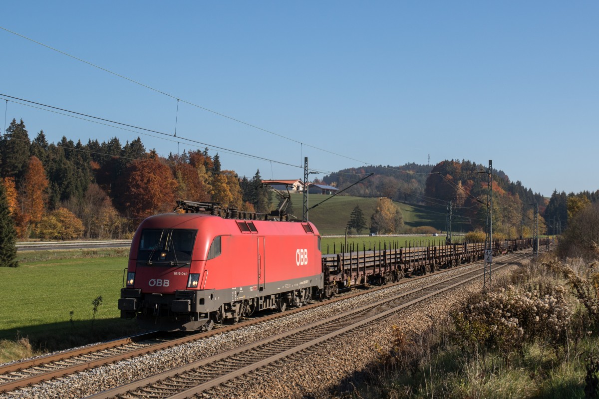 1016 012 mit einem Stahlzug aus Freilassing kommend am 31. Oktober 2015 bei Grabenst�tt.