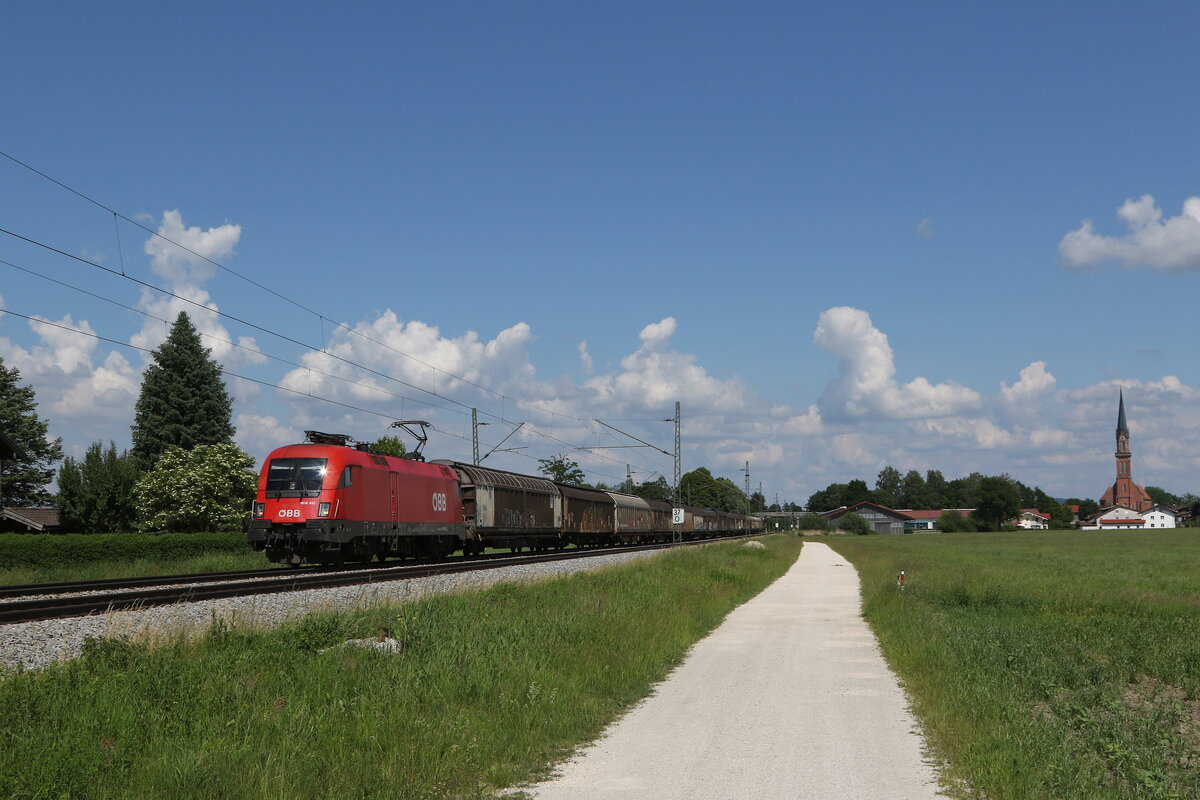 1016 013 war mit Schiebewandwagen am 11. Juni 2021 bei �bersee am Chiemsee in Richtung M�nchen unterwegs.