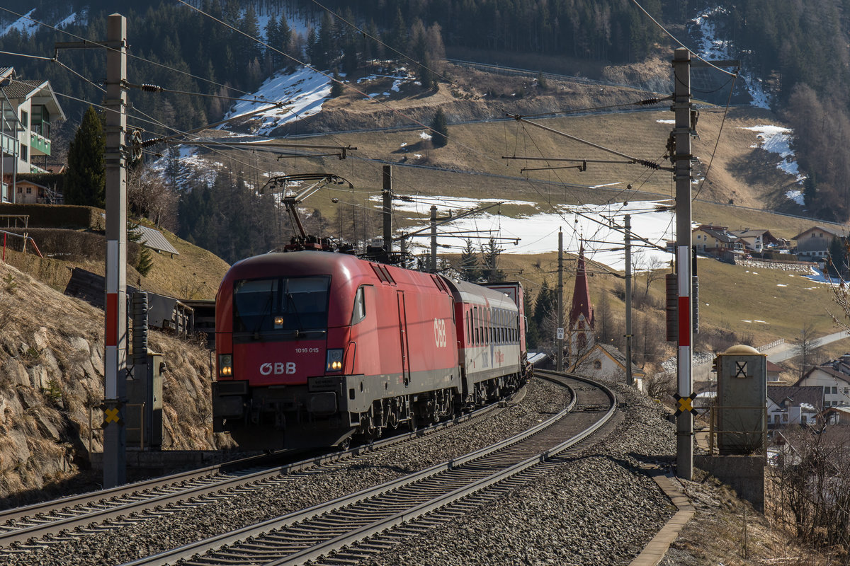 1016 015-8 vom Brenner kommend am 19. M�rz 2016 in St. Jodok.